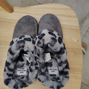 Earth Origins Gray Slippers with Faux Fur Trim WARM, SOFT, COMFORTABLE, STURDY